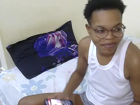 Snapshot of Miss-Hennessy chatting on 21, 10, 2025 Miss-Hennessy online show from 21, 10, 2025