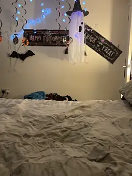 NaughtyLittleLouise online show from 27, 10, 2025