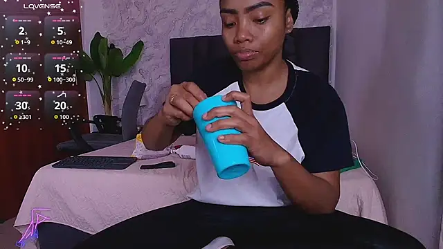 Snapshot of mishell- chatting on 16, 10, 2025 mishell- online show from 16, 10, 2025