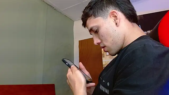 Snapshot of alexgiraldo__ chatting on 6, 6, 2026 alexgiraldo online show from 6, 6, 2026