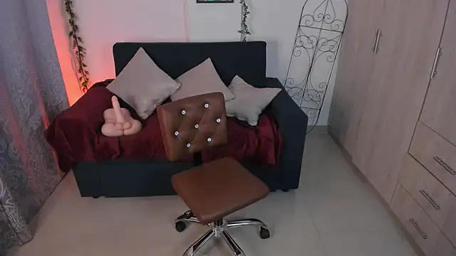 mishelkrave  online show from 10, 10, 2025