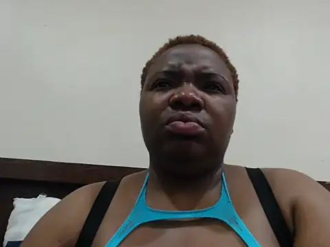 Snapshot of VoluptuousXX5 chatting on 10, 9, 2025 VoluptuousXX5 online show from 10, 9, 2025