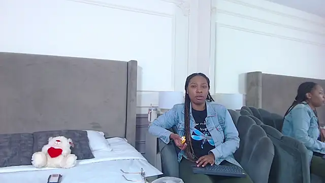 Snapshot of NatashaSilver chatting on 21, 10, 2025 NatashaSilver online show from 21, 10, 2025