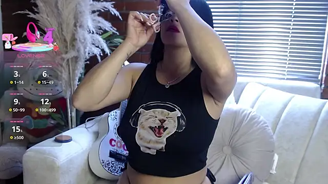 Snapshot of shara_rios chatting on 25, 5, 2026 shara rios online show from 25, 5, 2026