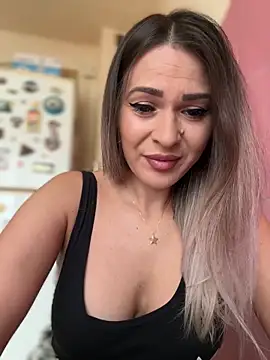 iSelena online show from 26, 9, 2025