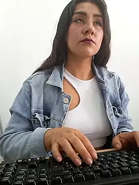 Snapshot of CAROLINE__07 chatting on 20, 11, 2025 CAROLINE 07 online show from 20, 11, 2025