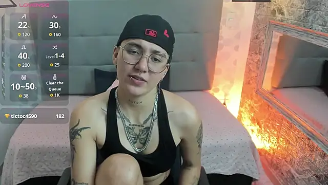 emahills  axelrose online show from 13, 10, 2025