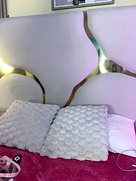 SofiJones  online show from 12, 11, 2025