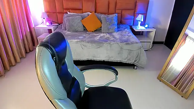 Snapshot of Catti_Brie chatting on 13, 11, 2025 Catti Brie online show from 13, 11, 2025