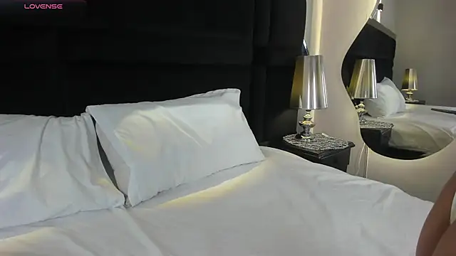 CarolineLee  online show from 9, 4, 2026