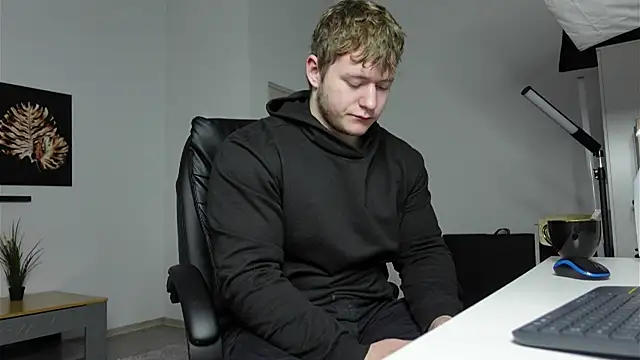 Richard Dullas online show from 5, 10, 2025