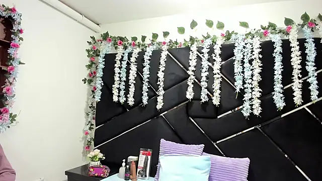 Nanis James online show from 28, 9, 2025