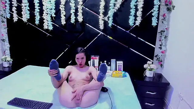 Nanis James online show from 12, 2, 2026