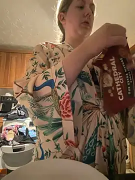 Missmissymee online show from 4, 10, 2025