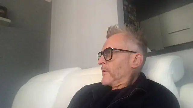 Snapshot of Axl_hot chatting on 28, 9, 2025 Axl hot online show from 28, 9, 2025