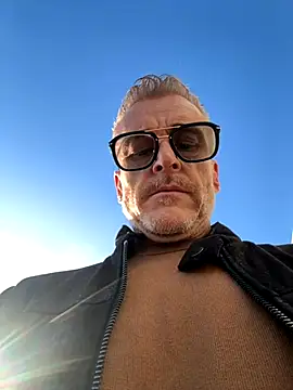 Snapshot of Axl_hot chatting on 5, 11, 2025 Axl hot online show from 5, 11, 2025