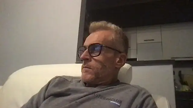 Snapshot of Axl_hot chatting on 17, 11, 2025 Axl hot online show from 17, 11, 2025