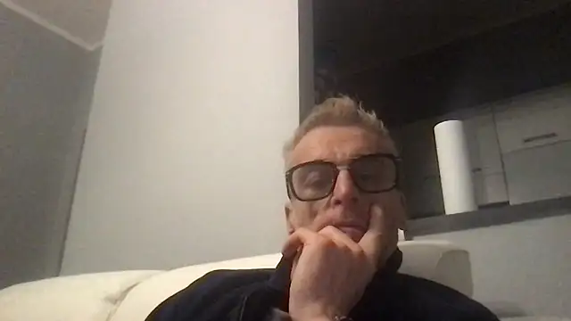 Snapshot of Axl_hot chatting on 22, 11, 2025 Axl hot online show from 22, 11, 2025