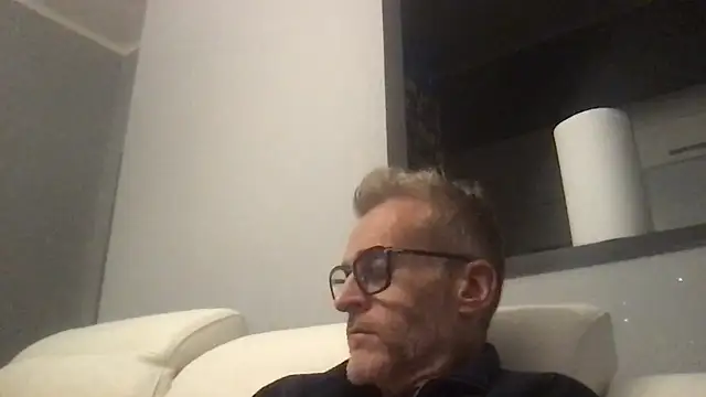 Snapshot of Axl_hot chatting on 28, 11, 2025 Axl hot online show from 28, 11, 2025