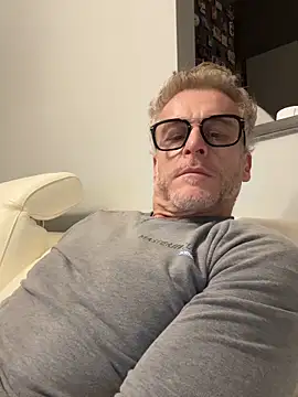 Axl hot online show from 18, 2, 2026