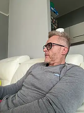 Axl hot online show from 4, 3, 2026