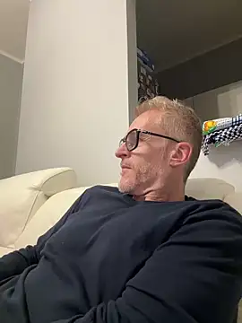 Axl hot online show from 16, 3, 2026