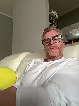 Axl hot online show from 10, 4, 2026