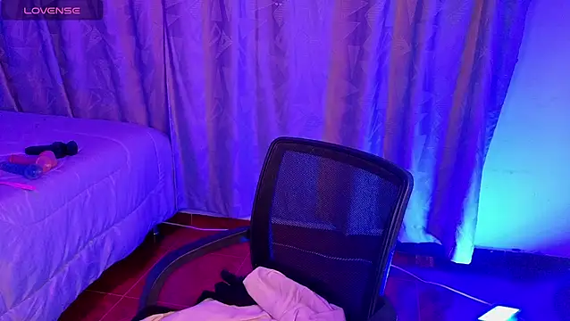 Snapshot of Eymmy_24 chatting on 16, 12, 2025 Eymmy 24 online show from 16, 12, 2025