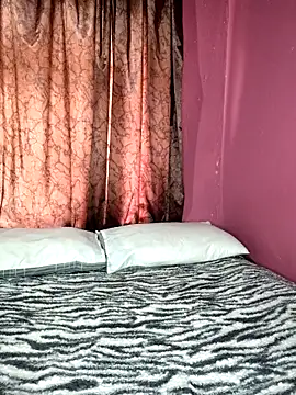 Snapshot of BrownRoxxane6 chatting on 29, 10, 2025 BrownRoxxane6 online show from 29, 10, 2025