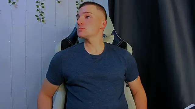 Snapshot of Your_Claddagh chatting on 17, 10, 2025 Your Claddagh online show from 17, 10, 2025