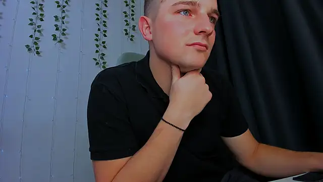 Snapshot of Your_Claddagh chatting on 25, 10, 2025 Your Claddagh online show from 25, 10, 2025