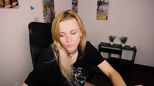 Snapshot of PeppyMia chatting on 3, 10, 2025 PeppyMia online show from 3, 10, 2025