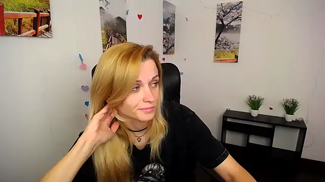 Snapshot of PeppyMia chatting on 16, 10, 2025 PeppyMia online show from 16, 10, 2025