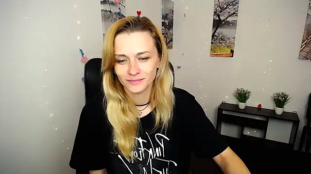 Snapshot of PeppyMia chatting on 28, 10, 2025 PeppyMia online show from 28, 10, 2025