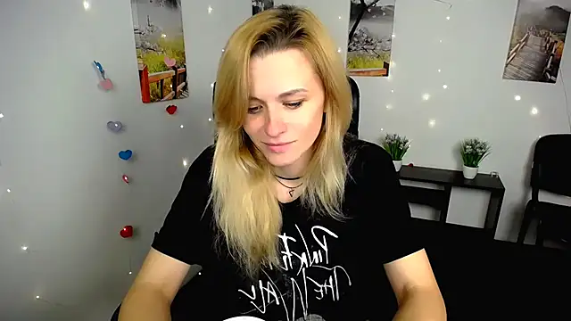 Snapshot of PeppyMia chatting on 5, 11, 2025 PeppyMia online show from 5, 11, 2025