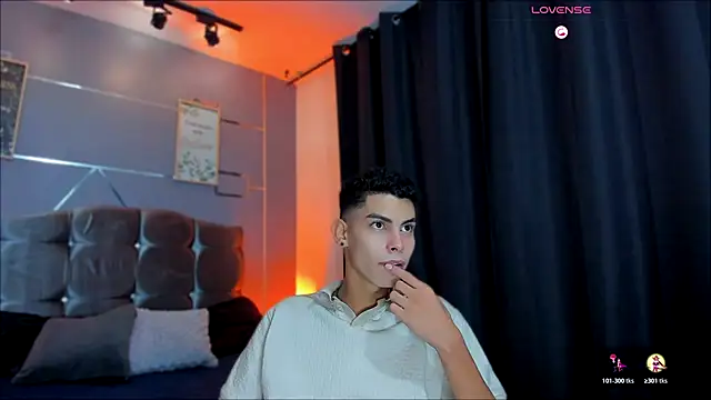 Snapshot of Room_69x chatting on 27, 10, 2025 Room 69x online show from 27, 10, 2025