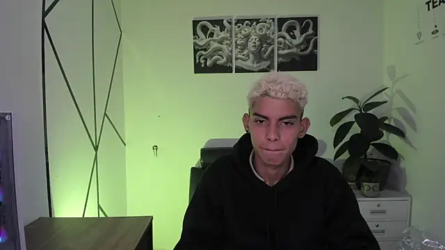 Snapshot of Room_69x chatting on 18, 12, 2025 Room 69x online show from 18, 12, 2025