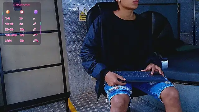 Snapshot of AlanCutee chatting on 6, 10, 2025 AlanCutee online show from 6, 10, 2025