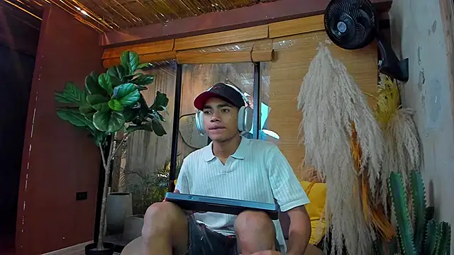 Snapshot of AlanCutee chatting on 1, 12, 2025 AlanCutee online show from 1, 12, 2025