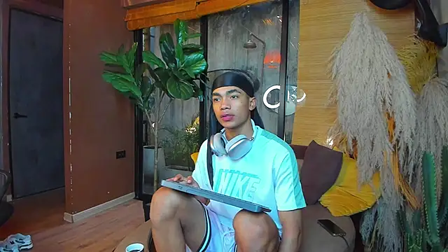 Snapshot of AlanCutee chatting on 4, 12, 2025 AlanCutee online show from 4, 12, 2025