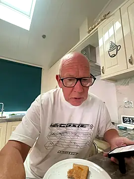 Snapshot of philefc chatting on 4, 11, 2025 philefc online show from 4, 11, 2025