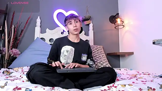 Twinkie Hung online show from 8, 9, 2025