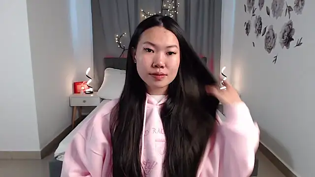 Snapshot of LunaPurrr chatting on 8, 9, 2025 LunaPurrr online show from 8, 9, 2025