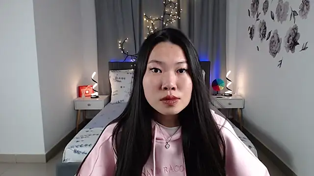 Snapshot of LunaPurrr chatting on 11, 9, 2025 LunaPurrr online show from 11, 9, 2025