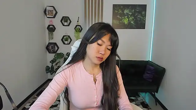 Snapshot of LunaPurrr chatting on 5, 10, 2025 LunaPurrr online show from 5, 10, 2025