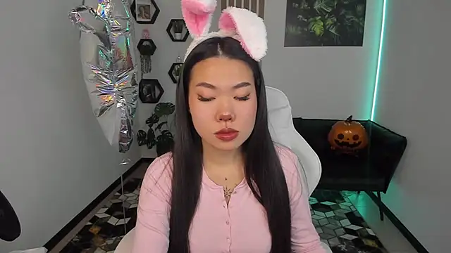 Snapshot of LunaPurrr chatting on 28, 10, 2025 LunaPurrr online show from 28, 10, 2025