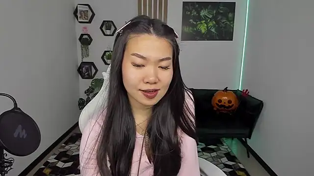 Snapshot of LunaPurrr chatting on 10, 11, 2025 LunaPurrr online show from 10, 11, 2025