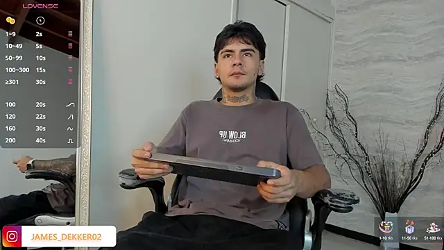 Snapshot of JamesDeker chatting on 15, 10, 2025 JamesDeker online show from 15, 10, 2025