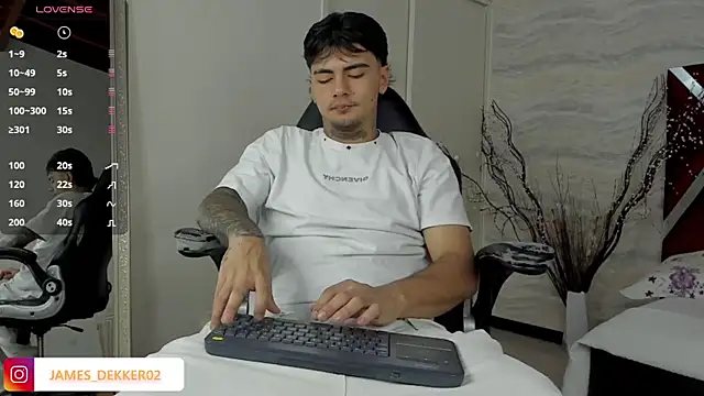 Snapshot of JamesDeker chatting on 20, 10, 2025 JamesDeker online show from 20, 10, 2025