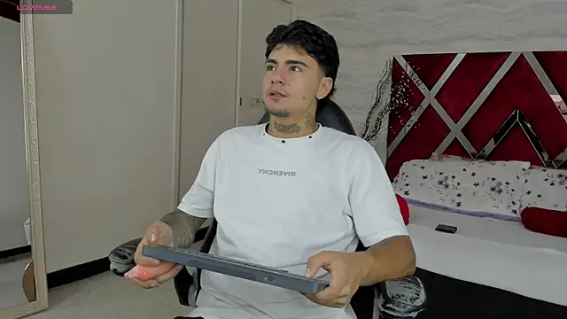 Snapshot of JamesDeker chatting on 24, 10, 2025 JamesDeker online show from 24, 10, 2025